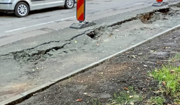 Un drum din Galați, proaspăt asfaltat, s-a surpat sub o mașină: „Este a patra oară când au reparat”