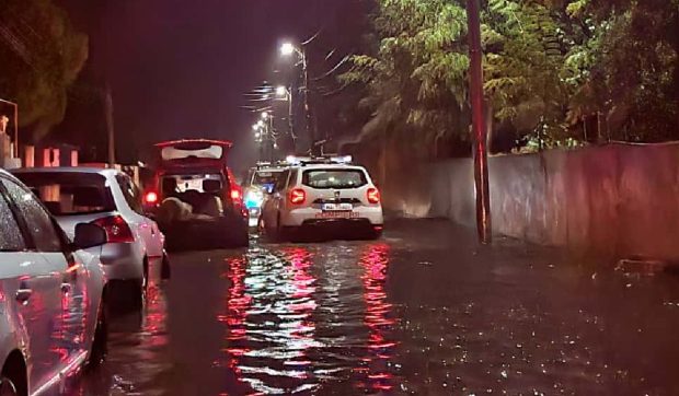 Primele efecte ale codului roșu în București și Ilfov: zeci de intervenții ale pompierilor peste noapte, un copac a căzut peste o mașină în mers