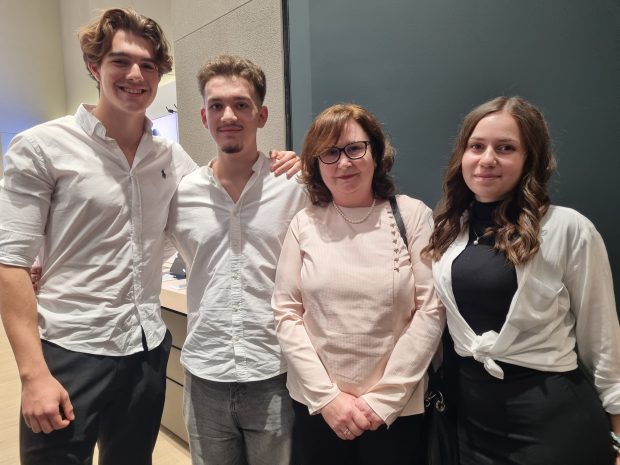 Trei elevi din Brașov au inventat un creion inteligent care-ți vibrează în mână când faci greșeli gramaticale. Cum arată și când va fi lansat pe piață