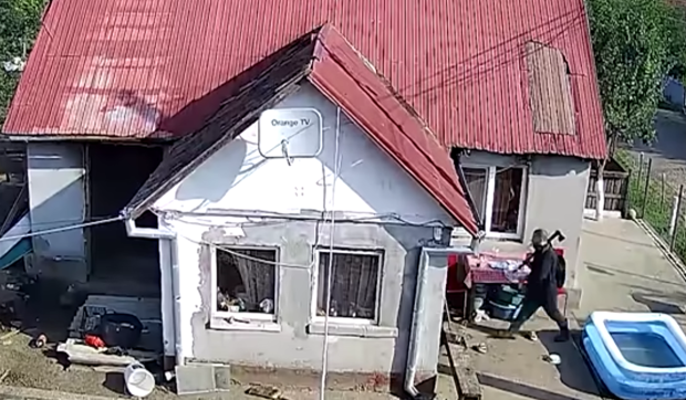 Momentul în care Emil Gânj a ucis-o pe Anda. Criminalul din Mureș, căutat de mai bine de 3 luni, filmat cum sparge ușa cu toporul
