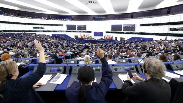 Ursula von der Leyen a supraviețuit altor două moțiuni de cenzură. Cum au votat eurodeputații români