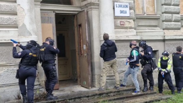 Forțele speciale au intrat în școala greșită, în timpul unui exercițiu, în Cehia: „Agenții au crezut că profesorii și elevii sunt figuranți și că își joacă foarte bine rolurile”