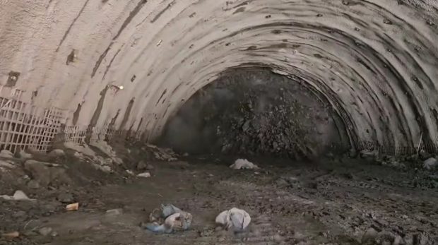 Explozii zilnice pentru săparea tunelului Robești pe Valea Oltului: a început dinamitarea celui mai dificil tronson de pe A1