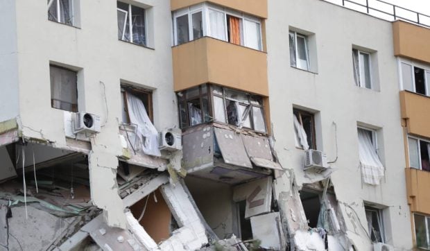 Când va fi demolat blocul din Rahova: etajele superioare trebuie date la o parte, pentru a nu cădea tot imobilul