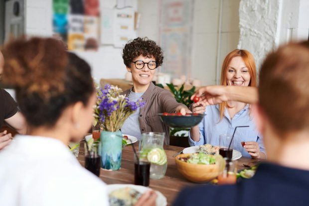 5 idei simple pentru a transforma zona de dining într-un spațiu primitor
