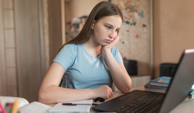 Educația a devenit lux: 80% dintre tinerii din mediul rural și-ar dori să urmeze o facultate, dar nu au bani