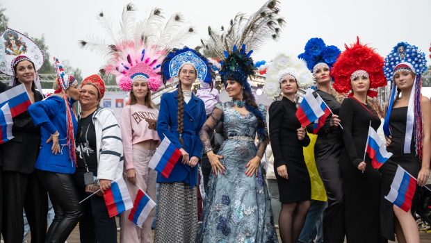 Vladimir Putin mobilizează Rusia împotriva Europei. Rusoaicele, îndemnate să poarte cocoșnic pentru a învinge Occidentul