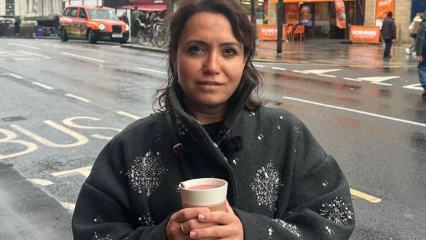 O femeie a fost amendată pentru că a turnat restul de cafea într-o canalizare, ca să nu se urce cu ea în autobuz, în Londra