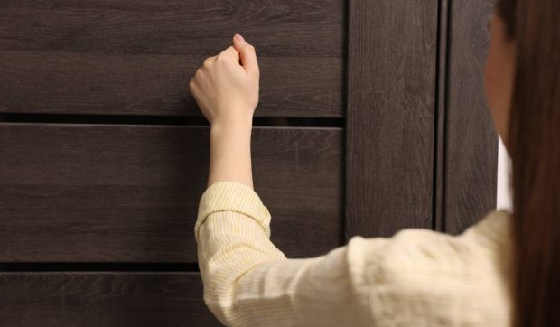 Două românce au prăduit mai mulți chiriași germani, după ce i-au păcălit că vor să verifice contoarele pentru căldură din case