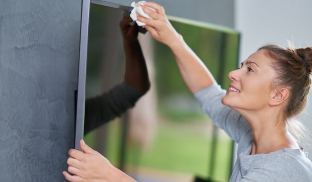 Trucul care te ajută să cureți ecranul televizorului fără zgârieturi: trei lucruri care trebuie evitate