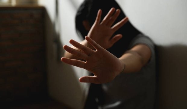 O femeie a fost închisă de părinți timp de 27 de ani într-un apartament din Polonia: „Ne-au trecut fiori pe șira spinării”