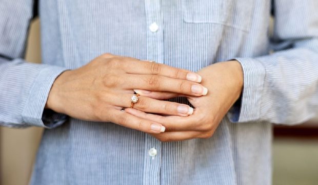 Soția va putea păstra numele din timpul căsătoriei, fără acordul soțului, în cazul unui divorț: „Eliminăm o procedură învechită”