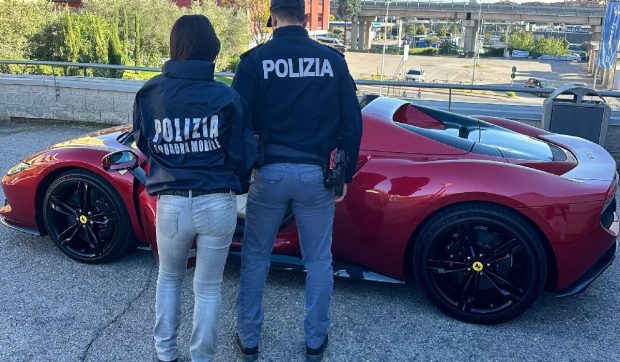 O tânără și-a cumpărat Ferrari de 165.000 de euro din Italia, l-a adus la Buziaș, dar poliția i-a confiscat mașina
