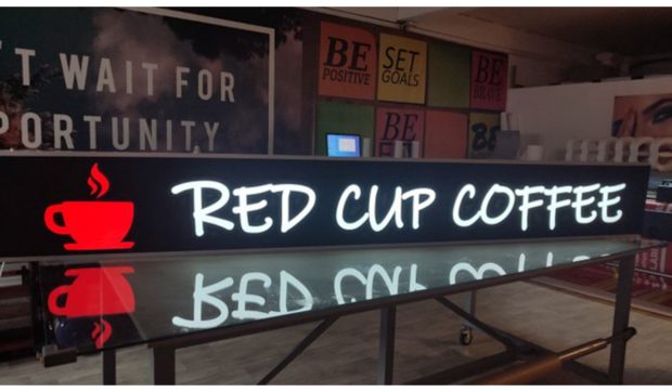 Firmele luminoase din plexiglas – eleganță, durabilitate și vizibilitate pentru orice tip de brand