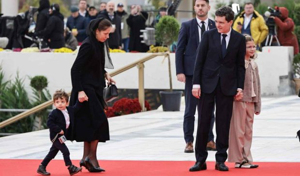 Fiul lui Nicușor Dan, moment amuzant la sfințirea Catedralei Mântuirii Neamului. Gestul micuțului l-a făcut pe președintele României să râdă