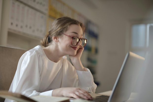 Adio, dosar cu șină! Ghidul digitalizării relației cu statul pentru PFA și SRL-uri mici