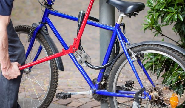 Un român din Italia i-a furat bicicleta electrică de 14.500 de euro și l-a bătut pe proprietarul unui magazin în centrul orașului