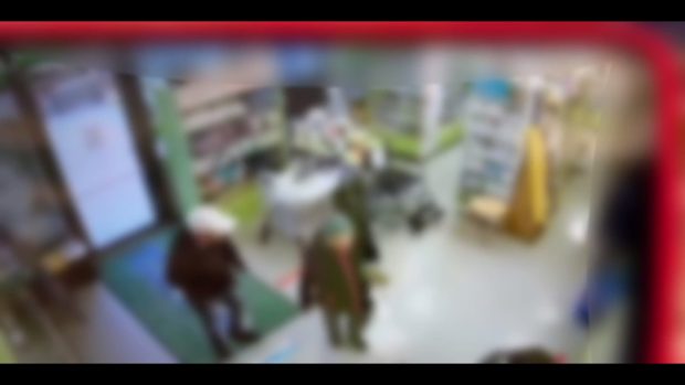 Momentul în care un bărbat fură dintr-o farmacie din București. Nu și-a dat seama că este filmat și a fost prins imediat