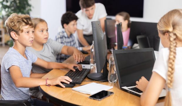 Ce înseamnă de fapt „67”, desemnat cuvântul anului 2025 de Dictionary