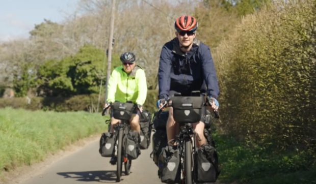Un tată și fiul său încearcă să înconjoare lumea pe bicicletă și să doboare recorduri mondiale: „Am pornit în această călătorie cu trei obiective” | VIDEO