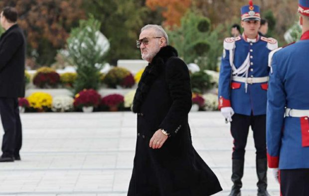 Imagine Stire Cât costă ceasul de aur purtat de Gigi Becali la slujba de sfințire a Catedralei Naționale. Nici ochelarii nu sunt ieftini | 2review.ro