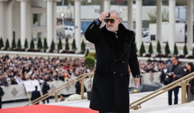Cum și-a făcut apariția Gigi Becali la ceremonia de sfințire a Catedralei Mântuirii Neamului. Toți ochii au fost ațintiți asupra lui
