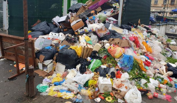 500 de tone de gunoi, direct pe străzile din Timișoara. Primăria va pune camere de supraveghere