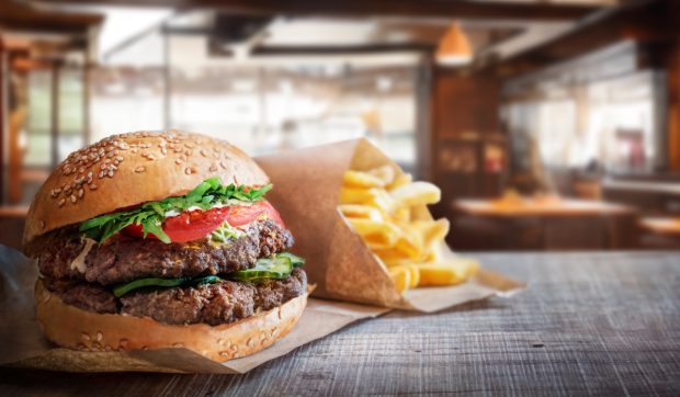 Cel mai scump hamburger din lume costă peste 9.000 de euro: cine poate gusta și ce reguli stricte trebuie respectate