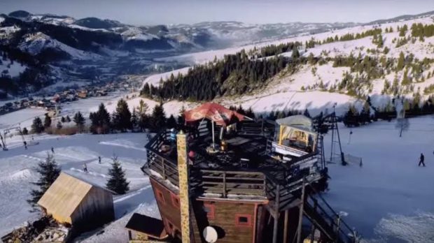 Cât costă să petreci sărbătorile de iarnă în Harghita. Turiștii sunt așteptați cu mese tradiționale, SPA și pârtii de ski