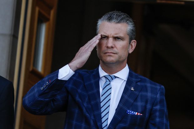 Avionul lui Pete Hegseth a aterizat forțat în Marea Britanie din cauza unei fisuri în parbriz. Secretarul de război al SUA plecase de la Bruxelles
