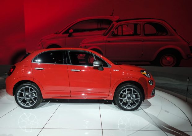Ucisă de un Fiat 500: o femeie care își spăla mașina a avut parte de o moarte bizară după ce a uitat să tragă frâna de mână