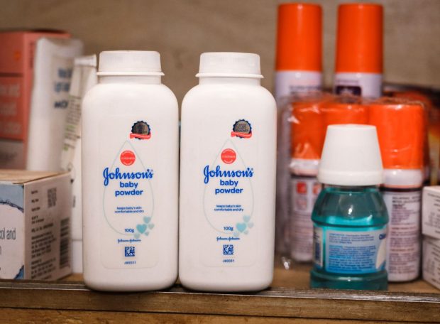 Johnson & Johnson, obligată să plătească aproape un miliard de dolari familiei unei femei care a murit de cancer la 88 de ani