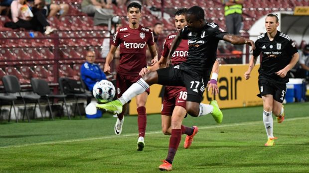 Un fotbalist care a jucat în România la FCU Craiova riscă să rămână paralizat, după ce s-a accidentat în timpul unui meci în China
