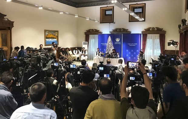 Ministru taliban, înconjurat de jurnaliste la conferința de presă din India, după ce a încercat să scape de ele