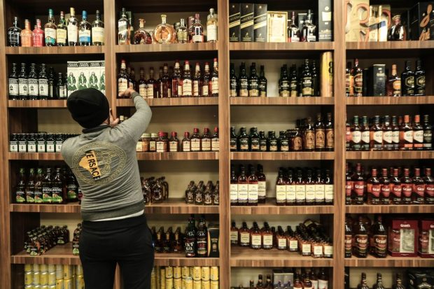 Avertisment pentru turiști: nu beți alcool în aceste locații! Lista țărilor considerate periculoase pentru că folosesc alcool ieftin