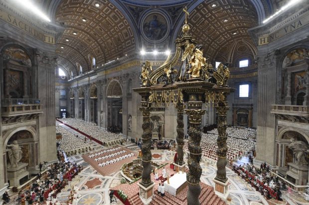 Un bărbat și-a dat jos pantalonii în mijlocul credincioșilor de la Vatican și a urinat pe altarul Sfântului Petru