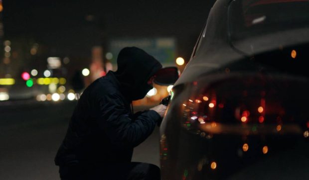 Patru tineri au reușit să fure, într-o singură noapte, geamurile oglinzilor retrovizoare de la 28 de mașini parcate în sectorul 5