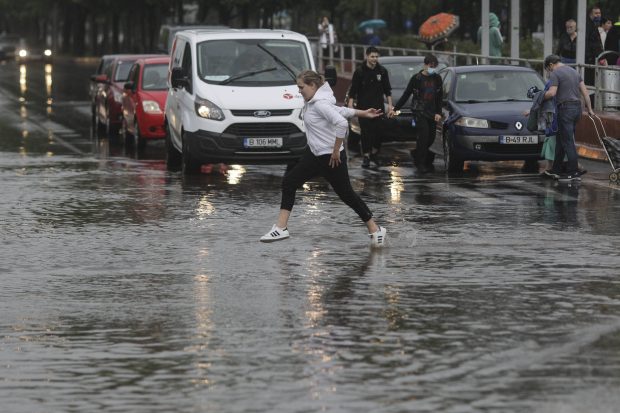 Care e treaba cu codurile roșii pentru ploaie. De ce sunt menținute, deși afară nu este furtună