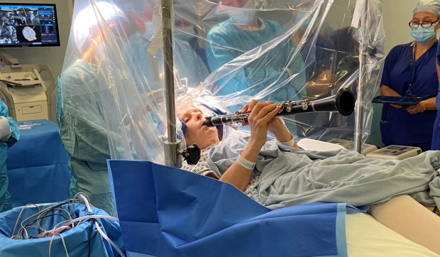 O femeie a cântat la clarinet în timpul unei operații pe creier pentru Parkinson și a simțit imediat îmbunătățiri