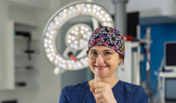 Vești încurajatoare pentru pacientele cu cancer de sân. Reconstrucția mamară se face simultan cu masectomia. Dr. Ina Petrescu: „Rămâi cu niște cicatrici ca la lifting mamar”