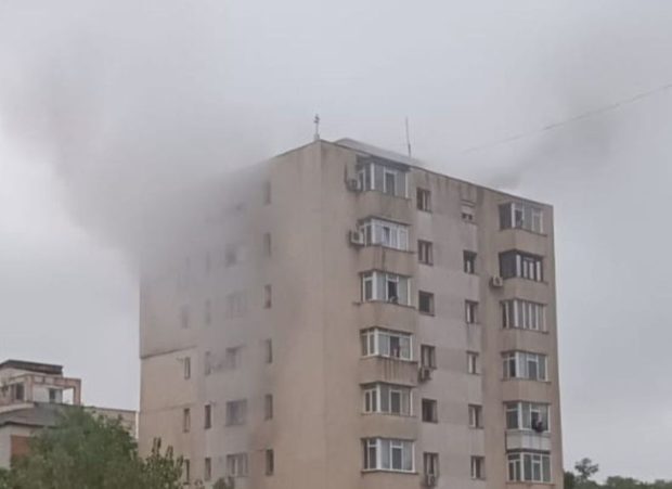 Incendiu în Iași la un apartament dintr-un bloc de zece etaje. Patru oameni au fost duși la spital cu simptome de intoxicaţie cu fum 