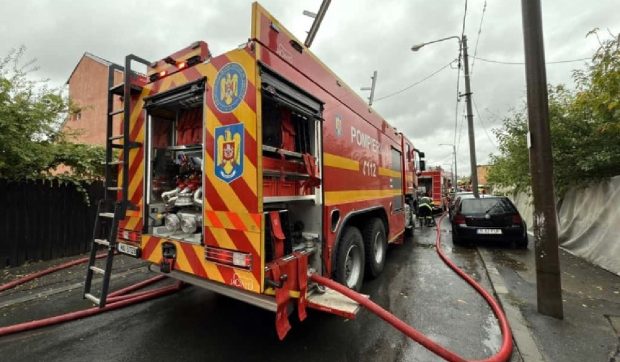 Incendiu puternic pe strada Mureșeni din București: ard acoperișurile mai multor case. O persoană a fost evacuată