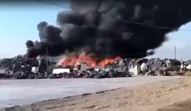 Incendiu puternic în Ariceștii Rahtivani, Prahova. Ard sute de deșeuri cu degajări mari de fum