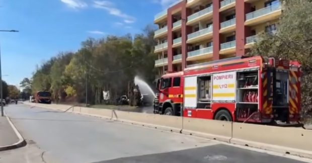 Două mașini au luat foc în parcarea unui hotel de pe Șoseaua Pipera, în Ilfov. Incendiul s-a extins și la o țeavă de alimentare cu gaz | VIDEO