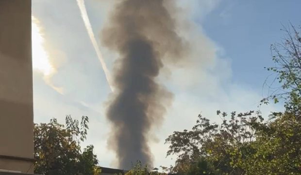 Incendiu violent pe Intrarea Mieilor din București: flacără deschisă și degajări mari de fum
