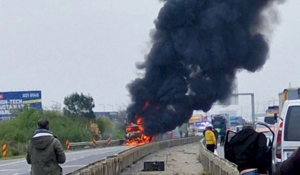 Trafic blocat pe Autostrada A1, la Ciorogârla, după un incendiu la un TIR încărcat cu parchet