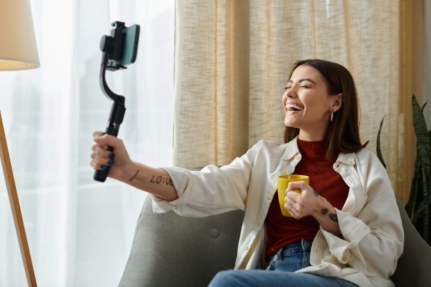Un story de câteva secunde, plătit cât un salariu mediu, în România. Generația Z își dorește jobul de influencer