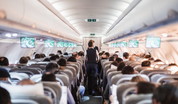 Aterizare de urgență în Japonia, după ce un bărbat a vrut să schimbe locul, ca să stea lângă iubita lui
