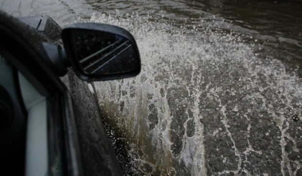 Pregătiri pentru codul roșu de ploaie în București: „Evitați pasajele!”. Zonele aflate în pericol de inundație