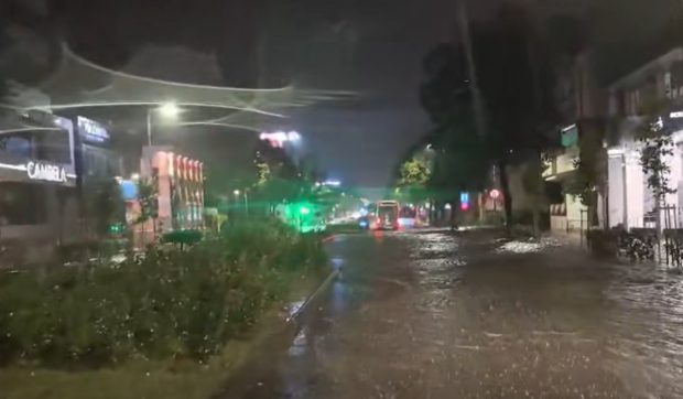 Mesaj Ro-Alert în Constanța: mașini cu tot cu pasageri, blocate pe străzi, din cauza ploilor torențiale | VIDEO